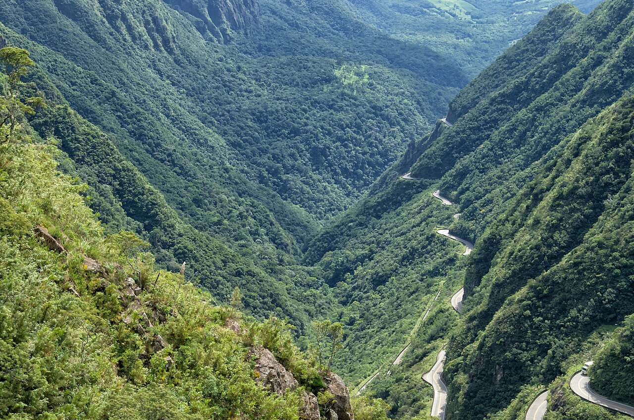 Estrada de serra, típica das excursões da Rota Contigo